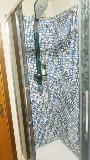 Een douche, een haardroger, een bidet, handdoeken