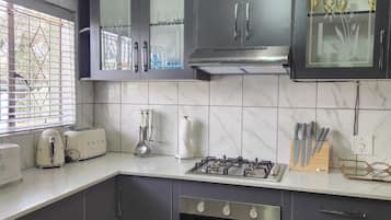 House | Private kitchen | Fridge, microwave, oven, stovetop