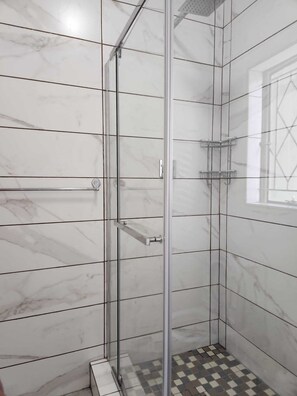 House | Bathroom | Combined shower/tub, deep soaking tub, towels - Immaculate 3-bed House in Alberton Johannesburg (Alberton)