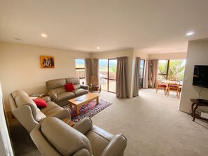 TV, fireplace, stereo, offices - Pohara's Kauri Lodge - Coastal Views in Golden Bay (Pōhara)