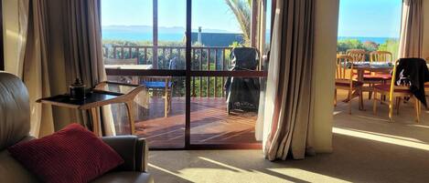 Een televisie, een open haard, een stereo en een kantoor