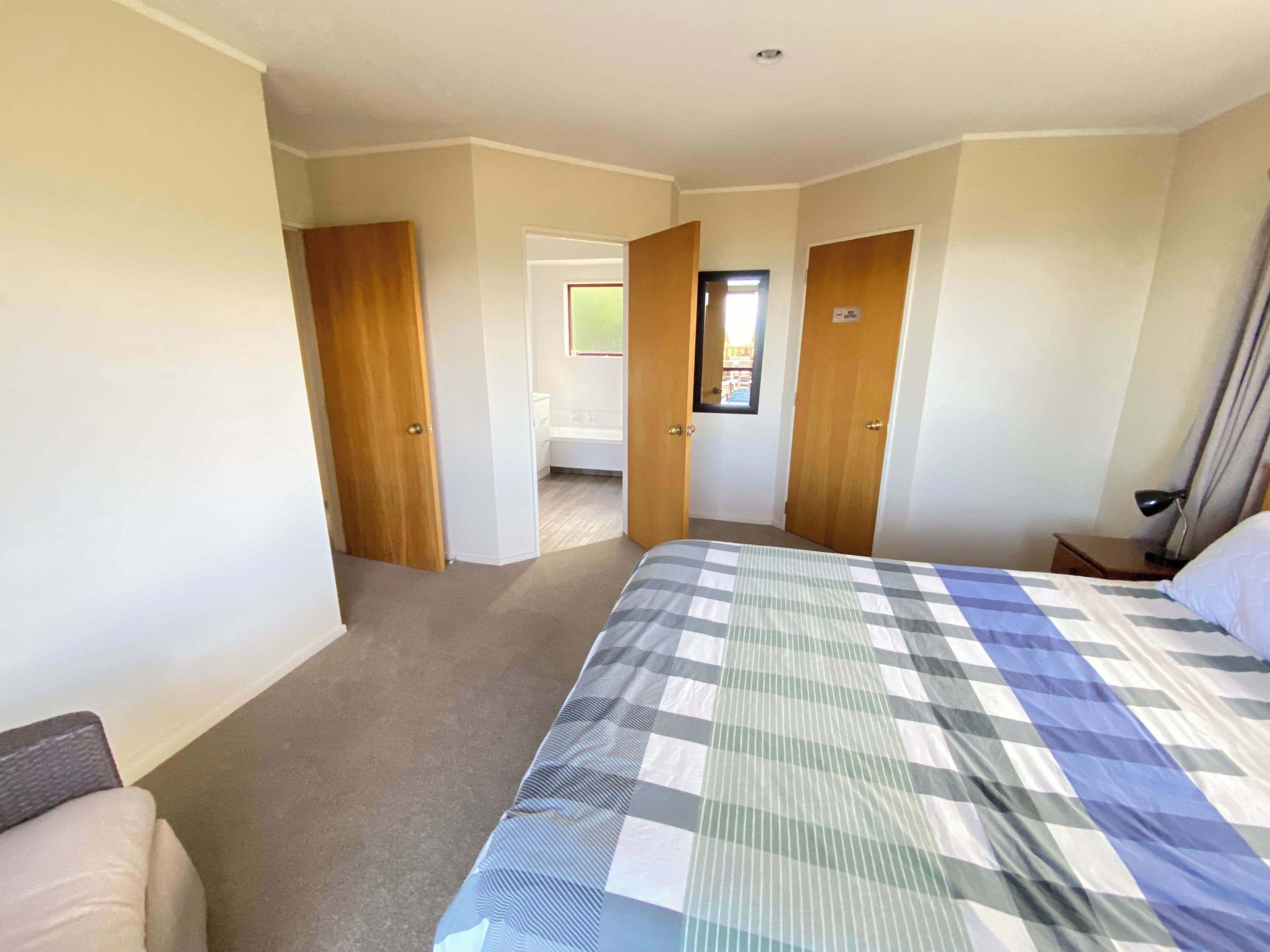 3 bedrooms, desk, iron/ironing board, WiFi