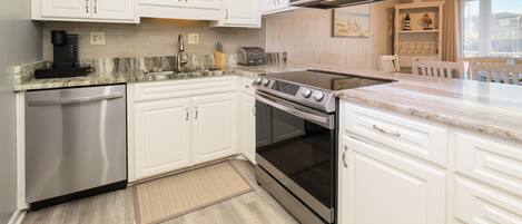 Refrigerador, microondas, horno, placa de cocina