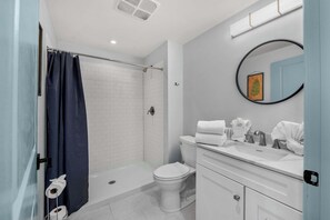 Regadera, secadora de cabello, toallas 