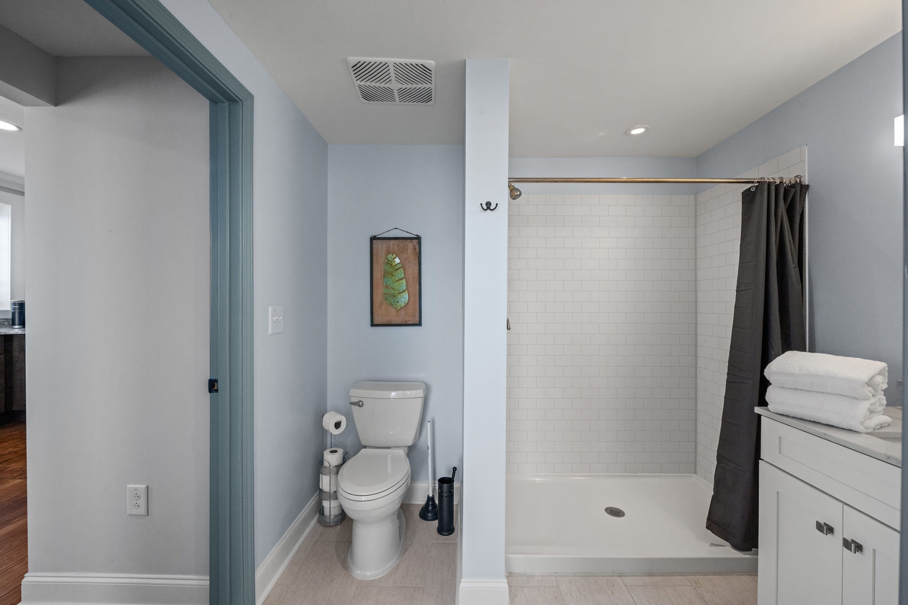 淋 浴设施、吹风机、毛巾