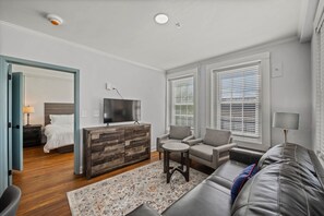 Televisión y oficina 