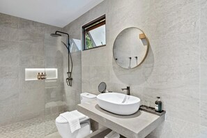 Shower, hair dryer, bidet, towels - Beachfront 4BR Sunset Villa w/ Staff & Saltwater Infinity Pool (Koh Samui)