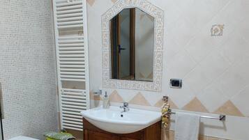 Doccia, asciugacapelli, bidet, asciugamani
