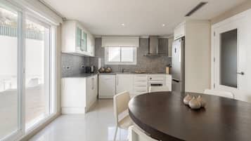 Villa | Cocina privada | Refrigerador, microondas, horno y parrilla de estufa