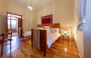 1 habitación, tabla de planchar con plancha y cuna de viaje