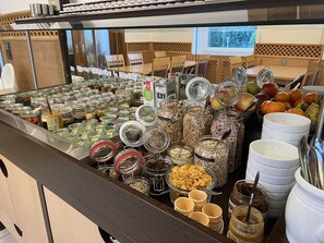 Se ofrece un desayuno bufé todos los días (por un coste adicional)