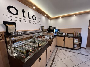 TĂ€gliches FrĂŒhstĂŒcksbuffet (12.80 EUR pro Person)