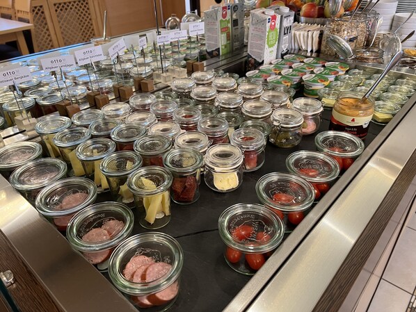 Daily buffet breakfast (EUR 12.80 per person) - otto - bed & breakfast (Ottobeuren)