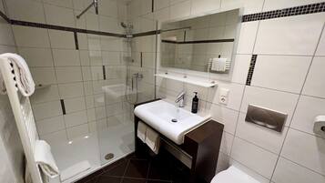 Family Room | Bathroom | Shower, hair dryer, towels