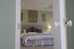 Escritorio, tabla de planchar con plancha y wifi gratis 