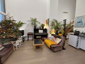 Smart TV, DVD player, books, computer monitors - Appart Neuf Duplex 4p-25 M A Pied DU Village Olympique -3 M DU Metro L13 L14 - (Saint-Ouen-sur-Seine)