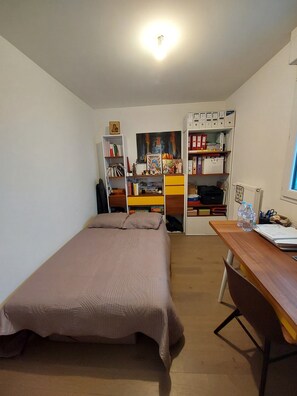 3 bedrooms, desk, iron/ironing board, free WiFi