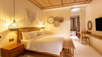 Un dormitorio con cama, mesita de noche, lámpara colgante y decoración en la pared.