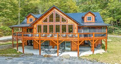 4 Loves Lodge - Main Home Sleeps 22, 5 BR, 5 1/2 BA, Pet Friendly