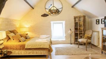 Deluxe Suite | 1 bedroom, memory-foam beds, desk, laptop workspace