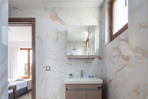 淋浴设施、吹风机、毛巾、肥皂