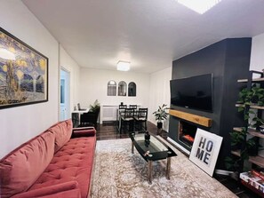 Smart TV, fireplace, books - 3 Bedroom Home in Colliers Wood, London (Mitcham)