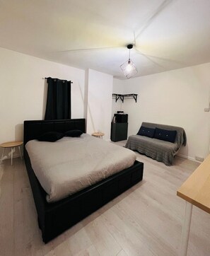 3 bedrooms, desk, iron/ironing board, WiFi - 3 Bedroom Home in Colliers Wood, London (Mitcham)