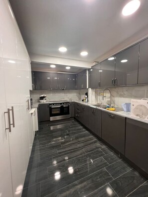 Fridge, microwave, oven, stovetop - 3 Bedroom Home in Colliers Wood, London (Mitcham)