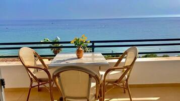 Departamento, 1 habitación, para fumadores, balcón | Restaurante al aire libre