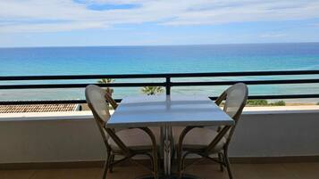 Apartamento, 1 habitación, fumadores, balcón | Restaurante al aire libre