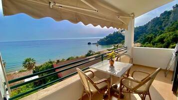 Departamento, 1 habitación, para fumadores, balcón | Restaurante al aire libre