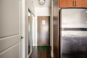 Deluxe-Apartment, Mehrere Betten, Balkon, Stadtblick | Wohnbereich | 42-Zoll-Flachbildfernseher mit Satellitenempfang, Netflix