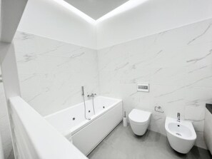 Whirlpool, Haartrockner, Bidet, Handtücher