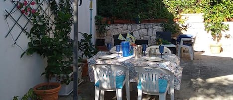 House | Outdoor dining