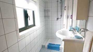 Apartment | Bathroom | Shower, hair dryer, towels, toilet paper