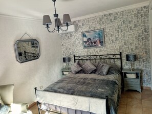 2 bedrooms, iron/ironing board, free WiFi, bed sheets - Apartment With Air-con and Pool (Gallinaro)