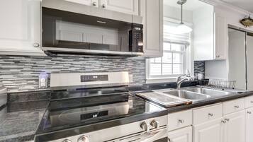 Apartment (0 Bedroom) | Private kitchen | Microwave, oven, stovetop, cookware/dishes/utensils