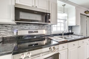 Apartment (0 Bedroom) | Private kitchen | Microwave, oven, stovetop, cookware/dishes/utensils - North Myrtle Beach Studio w/ Pool: Walk to Shore! (North Myrtle Beach)