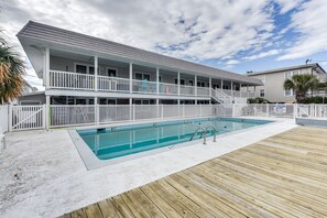 Outdoor pool - North Myrtle Beach Studio w/ Pool: Walk to Shore! (North Myrtle Beach)