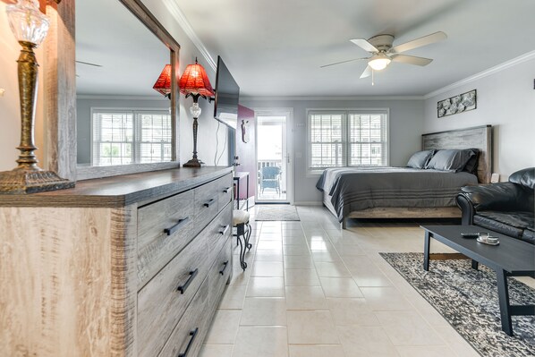 Apartment (0 Bedroom) | Bed sheets - North Myrtle Beach Studio w/ Pool: Walk to Shore! (North Myrtle Beach)