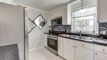 Apartment (0 Bedroom) | Private kitchen | Microwave, oven, stovetop, cookware/dishes/utensils