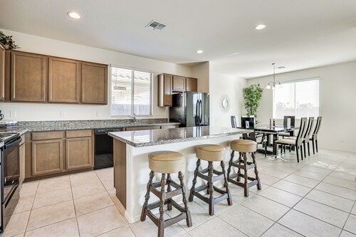 7 Mi to State Farm Stadium: Peoria Home!