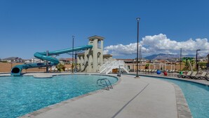 Piscina com tobogã e estrutura em torre.