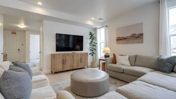 House (5 Bedrooms) | Interior