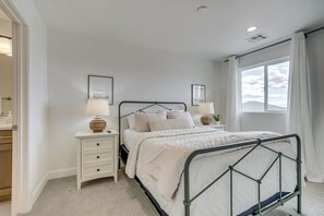 House (5 Bedrooms) | Interior