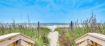 Breezy Pine Knoll Shores Escape: Walk to Beaches!