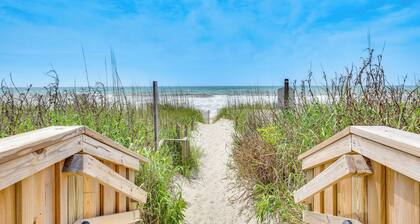 Breezy Pine Knoll Shores Escape: Walk to Beaches!