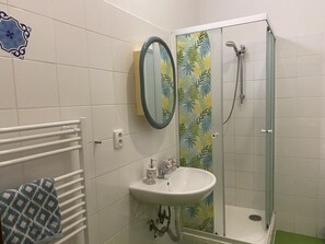 Dusche, Haartrockner, Handtücher, Seife