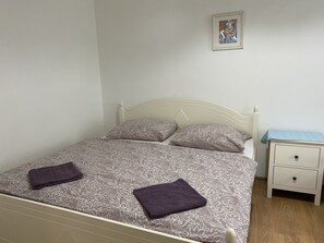 2 bedrooms, iron/ironing board, WiFi, bed sheets