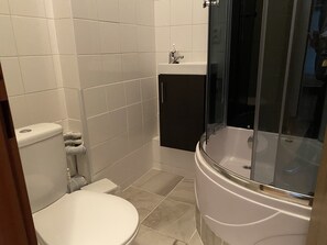 Ducha, secador de pelo, toallas y jabón